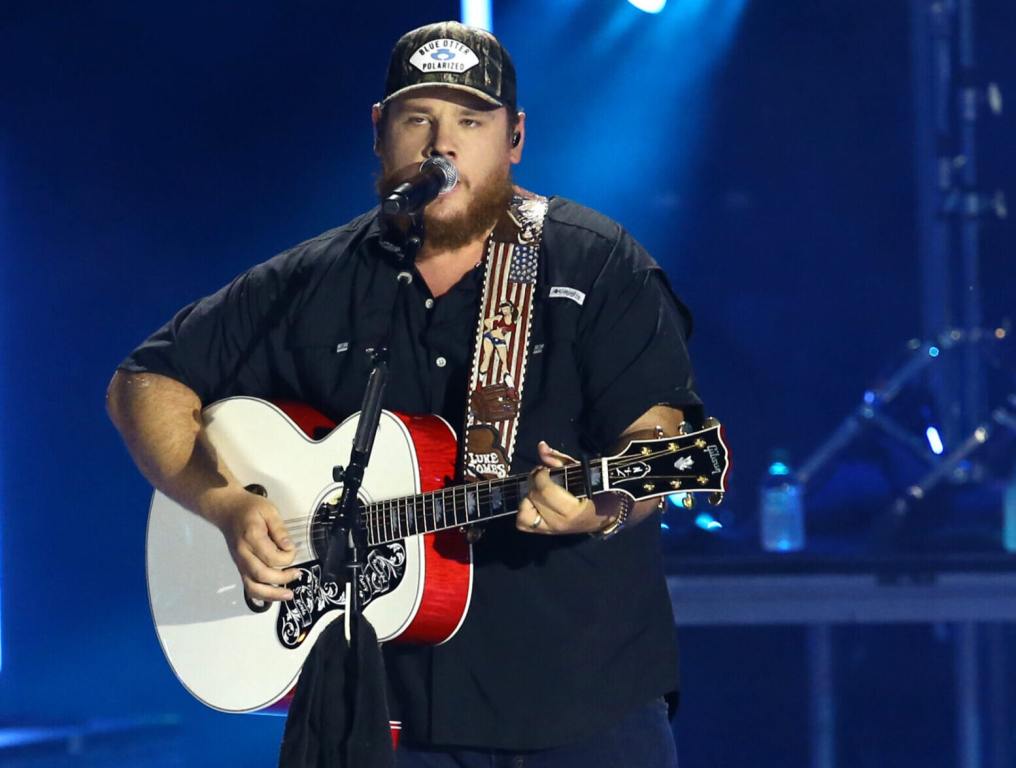 Luke Combs Wins 2021 CMA 'Entertainer of the Year'